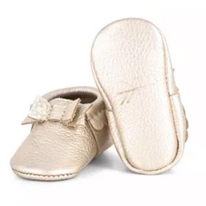 Freshly Picked Girls’ Leather Bow Moccasins in Platinum